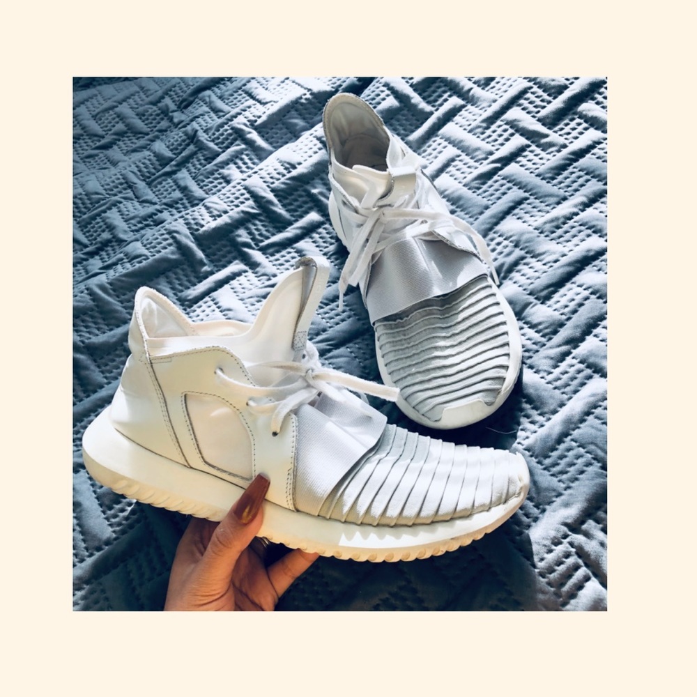 Adidas Wmns Tumblar Defiant “Core White” Sneakers.